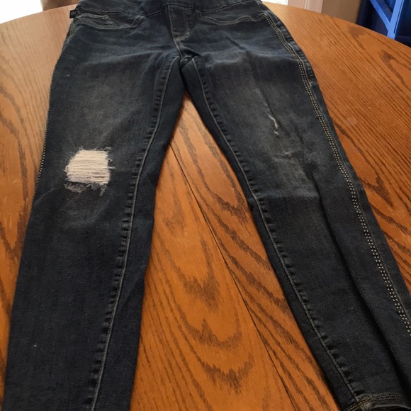 Woman’s size 9 distressed jeans!!! - Picture 1 of 3